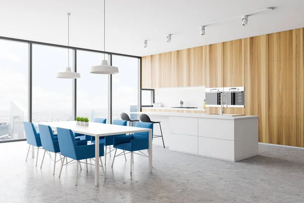 Masa ile ahşap panoramik mutfak köşesi — Stok fotoğraf