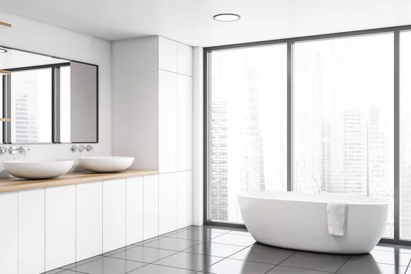 Panorâmica canto do banheiro branco, pia e banheira — Fotografia de Stock