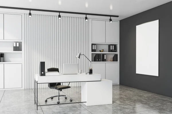 Weiß und grau ceo Büro mit Poster — Stockfoto