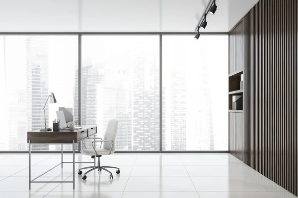 Zijaanzicht van panoramisch houten CEO-kantoor — Stockfoto