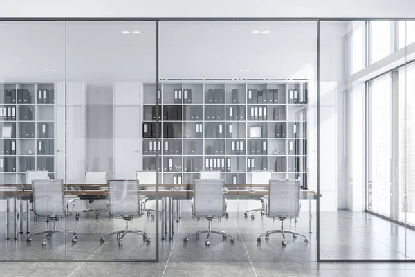 Sala conferenze bianca interna con porte in vetro — Foto Stock