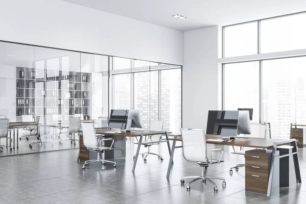 Bílá kancelář s otevřeným prostorem a místností pro schůzky — Stock fotografie