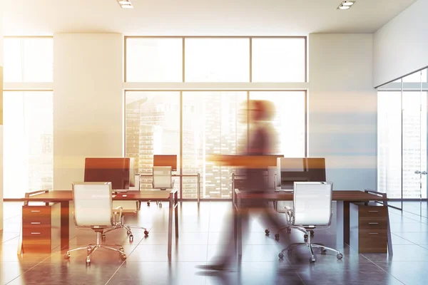 Man går i modern Open Space Office — Stockfoto