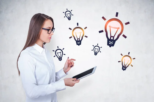 Vrouw met Tablet en haar idee — Stockfoto