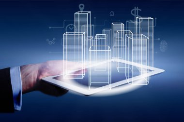 Tablet ve sanal şehir hologramı olan adam