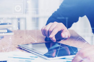 Sosyal ağ arabirimi kullanarak tablet ile Adam