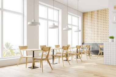 Kanepeli beyaz ve ahşap restoran köşesi