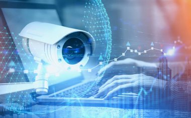 Dizüstü bilgisayar ve Cctv kamera arayüzü kadın eller