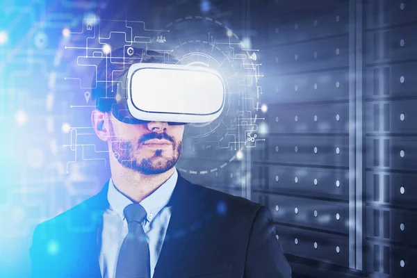 Hombre en gafas VR en la sala de servidores, interfaz —  Fotos de Stock