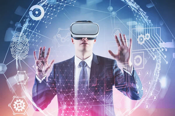 Людина в VR окулярах, що працюють з віртуальним інтерфейсом — стокове фото