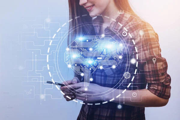 Mujer joven sonriente con teléfono, interfaz cerebral AI — Foto de Stock