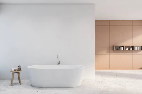 Baño de azulejos beige y blanco con bañera —  Fotos de Stock