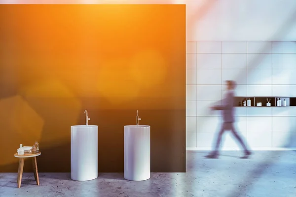Homem andando em espaçoso banheiro spa com pia — Fotografia de Stock