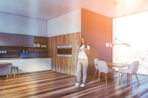 Mujer en azul interior de la cocina —  Fotos de Stock