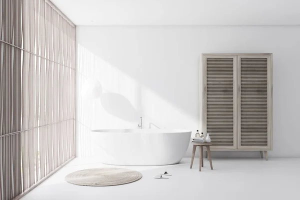 Interior do banheiro branco com banheira e guarda-roupa — Fotografia de Stock