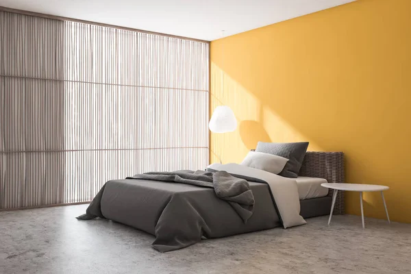 Gelbe Schlafzimmerecke mit Jalousien — Stockfoto