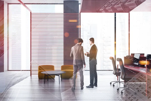 Affärsfolk i Panoramic Office med lounge — Stockfoto