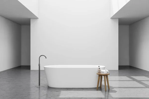 Spazioso loft interno bagno bianco — Foto Stock