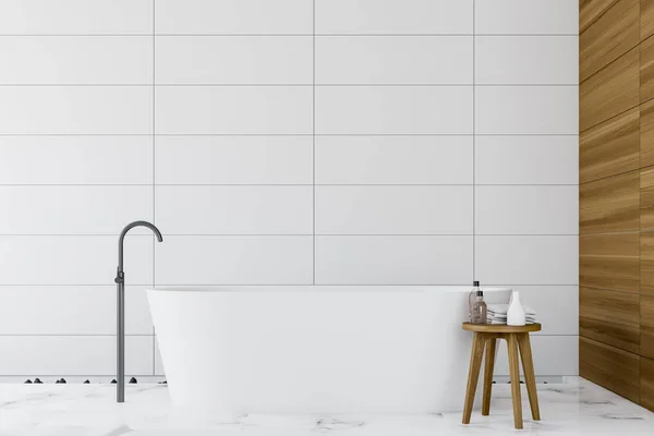 Küvetli beyaz kiremit ve ahşap banyo — Stok fotoğraf