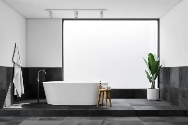 Vitt och kaklat Loft badrum inredning, tub — Stockfoto