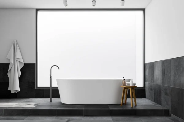 Salle de bain panoramique blanche et carrelée avec baignoire — Photo