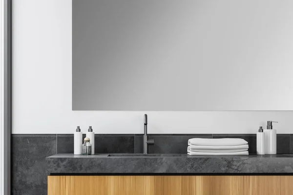 Закрыть белую и плиточную раковину для ванной комнаты — стоковое фото