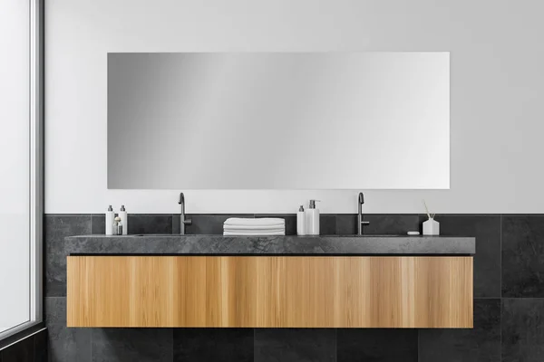 Interior de baño blanco y azulejo con lavabo — Foto de Stock