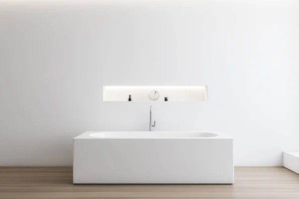 Intérieur salle de bain blanche avec baignoire angulaire — Photo