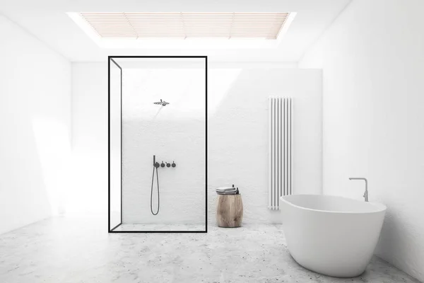 Interior do banheiro branco com chuveiro e banheira — Fotografia de Stock
