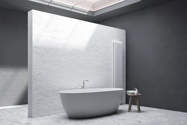 Küvetli beyaz ve gri banyo köşesi — Stok fotoğraf