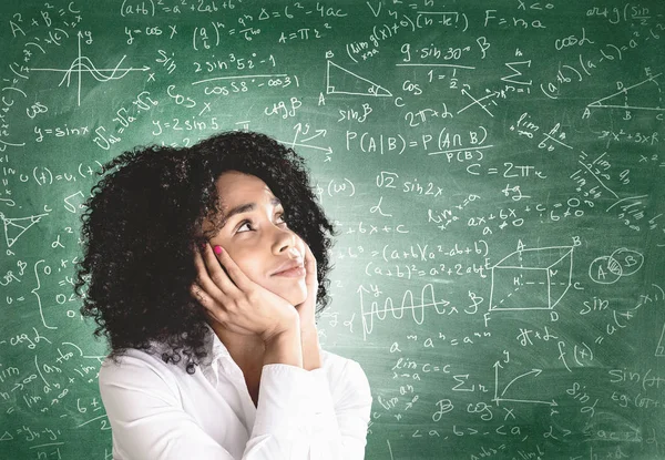 Mujer africana joven reflexiva, fórmula matemática — Foto de Stock