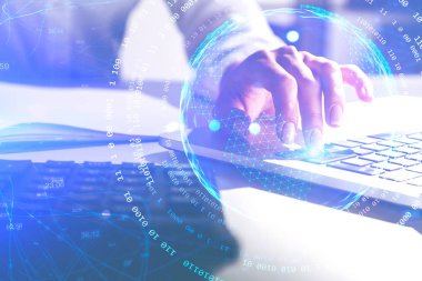 Dizüstü bilgisayar kullanan kadın, internet arayüzü