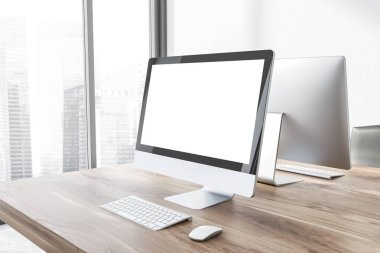 Ahşap ofis masasında bilgisayar ekranı yla dalga geç