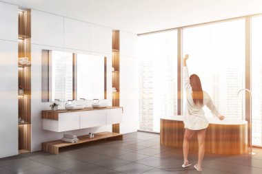 Beyaz panoramik banyo köşesinde kadın