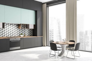 Masa ile gri ve mavi mutfak köşesi