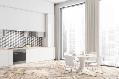 Masa ile beyaz ve fayans mutfak köşesi