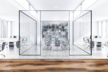 Tablo ile bulanık beyaz toplantı odası arka plan