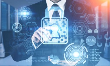 Siber güvenlik arabirimini kullanan işadamı