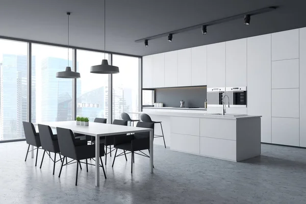 Masa ile beyaz panoramik mutfak köşesi — Stok fotoğraf