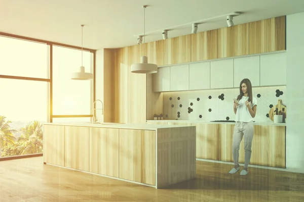 Mujer en esquina cocina de madera con isla —  Fotos de Stock