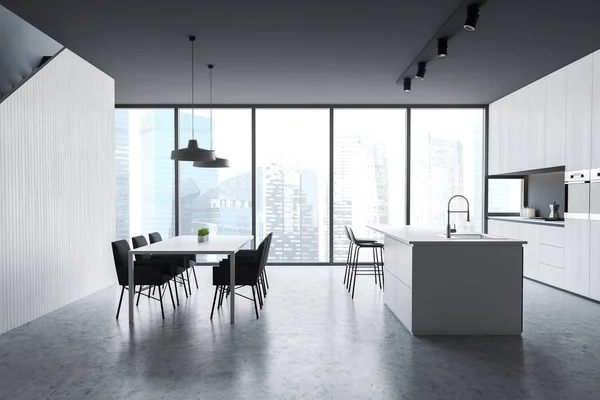 Серый панорамный кухонный интерьер со столом — стоковое фото