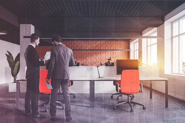 Zwei Manager in orangefarbenem Großraumbüro — Stockfoto