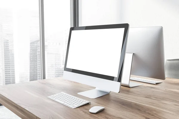 Mock up computerscherm op houten kantoor tafel — Stockfoto