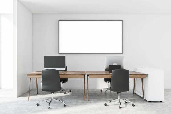 Intérieur de bureau blanc avec affiche horizontale — Photo