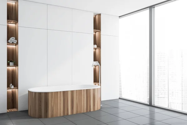 Badrum hörn med vitt kakel och badkar — Stockfoto