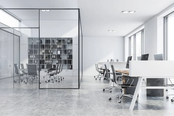 Sala de reunião de parede de vidro no escritório espaço aberto branco — Fotografia de Stock
