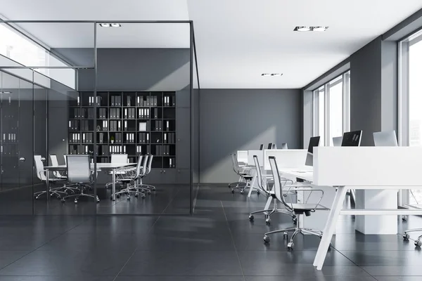 灰色开放空间办公室的玻璃墙会议室 — 图库照片
