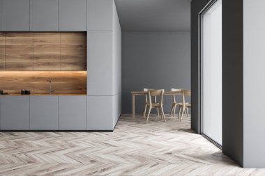 Tezgah ve ahşap masa ile gri mutfak