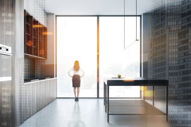 Ada ile panoramik mutfakta Kadın