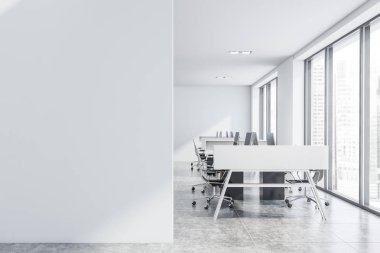 Duvar kadar sahte şık beyaz çatı ofis